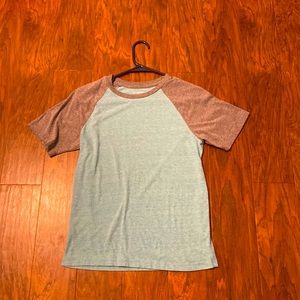 I am selling a kids t-shirt it’s a teal color with grey sleeves.